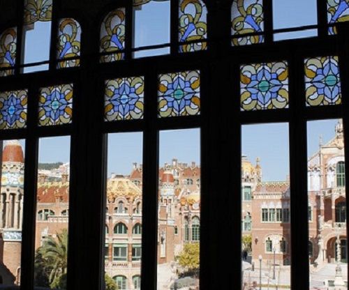  Vistas de los pabellones desde las vidrieras de una ventana Hospital de Sant Pau