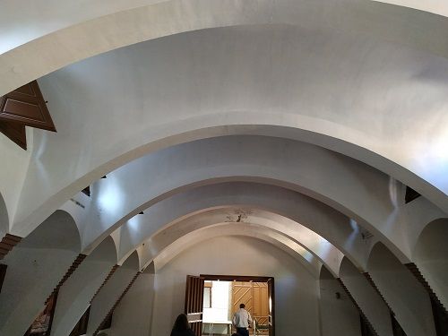Interior de las caballerizas, pabellones Güell en Pedralbes