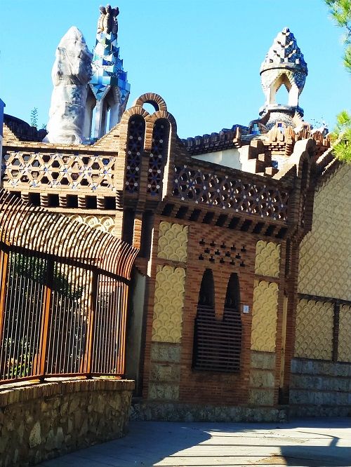 Fachada de la casa del portero, finca Güell