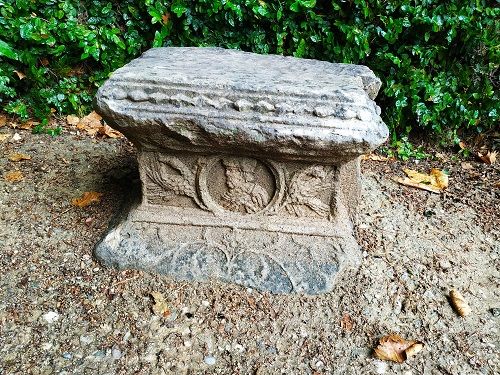 Pequeña ara, falso cementerio