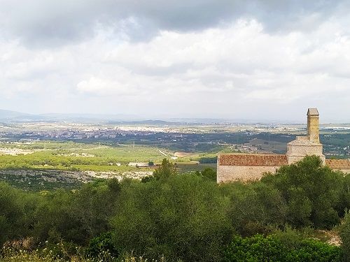 Iglesia de Sant Miquel y vistas de Olèrdola