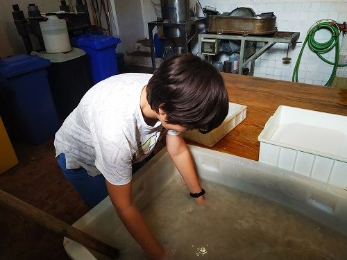 Elaborando papel artesano taller familiar