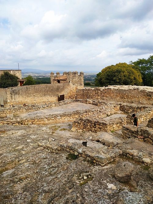 Casas íberas en el conjunto monumental de castillo de Olèrdola