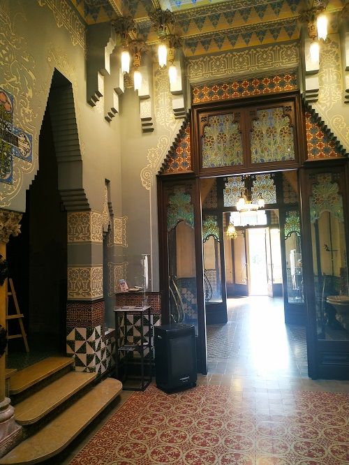 Atrio de la casa Coll i Regàs