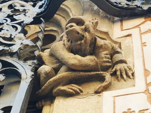 detalle fachada Casa Coll i Regàs