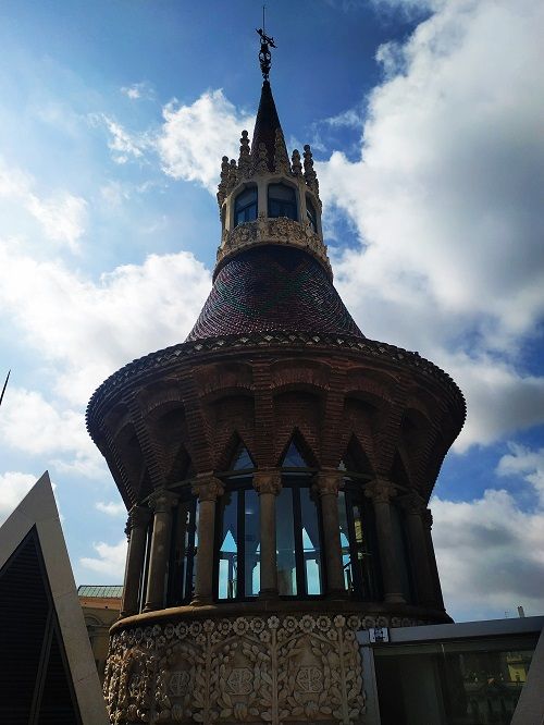 Torre con ventanas, casa de les Punxes