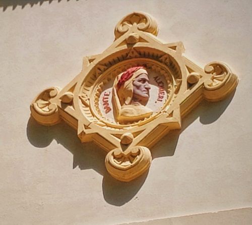  Detalle de Dante en fachada