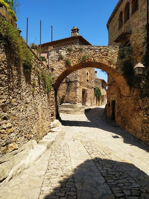 Calle medieval de un pueblo con encanto