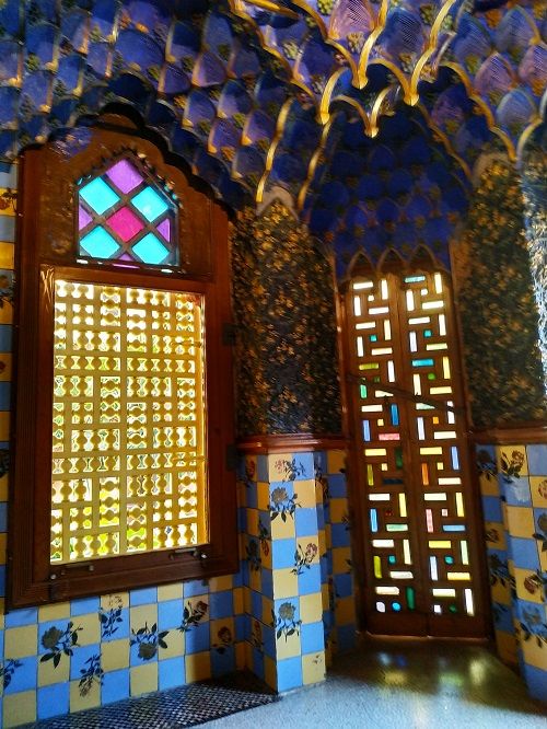 Sala de fumar, cielo azul, casa Vicens