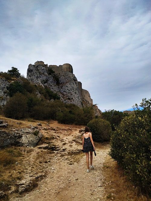 Camino hacia el castillo de Sant Jordi