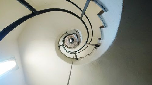 Escalera de caracol vista desde abajo