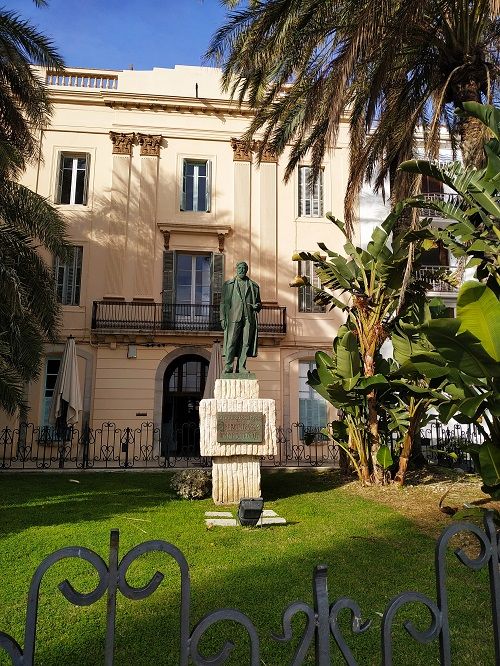 Estatua de Santiago Rusiñol en Sitges