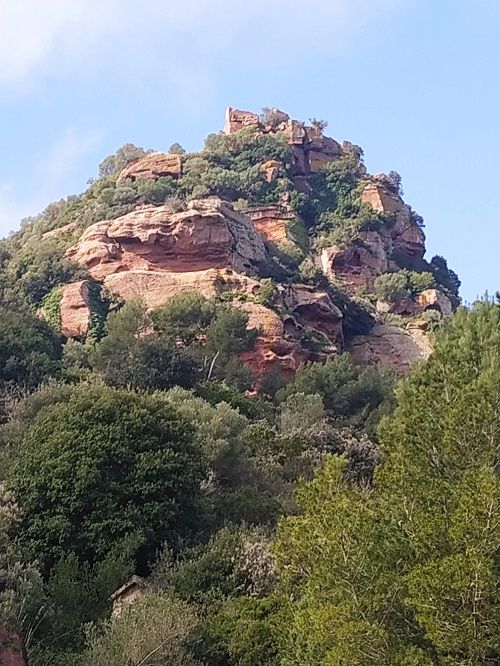 Castillo de Eramprunyá visto desde abajo