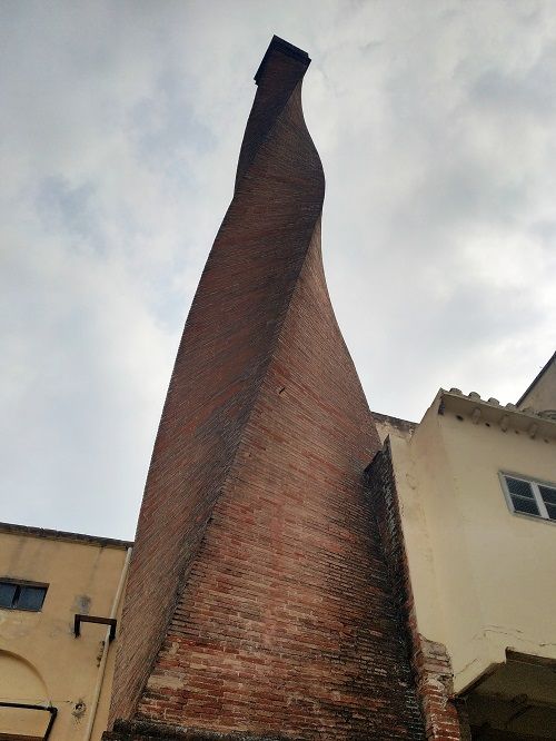 Chimenea helicoidal modernista