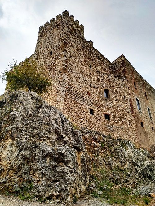 Caltillo de El Papiol, vista del edificio desde abajo