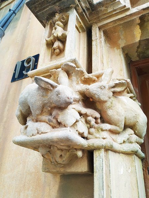 Cal Girona. Detalle del relieve, conejos