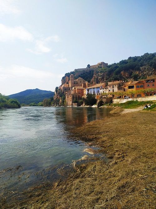 Vista del pueblo de Miravet