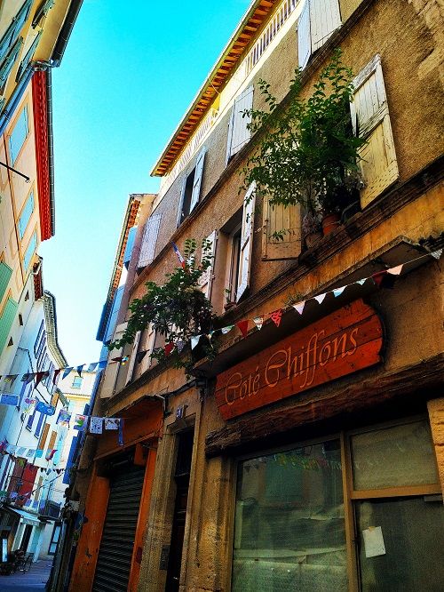 Calle adornada en Manosque