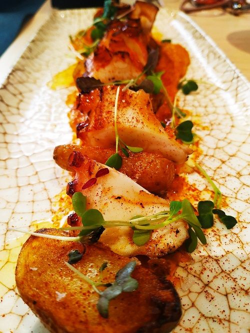 Pulpo a la brasa con salsa cacauete. Cal Maginet