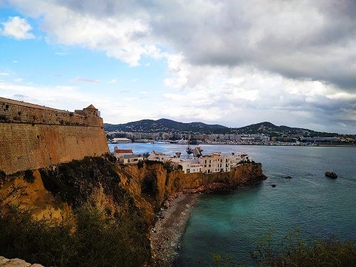 Qué ver en Ibiza ciudad en un día. Dalt Vila, Puig de Molins y la Marina