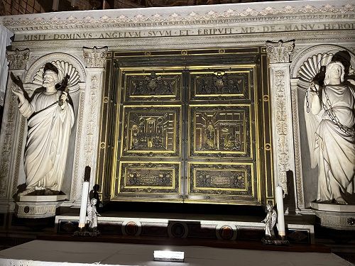 Puertas cadenas de San Pedro. San Pietro in Vincoli