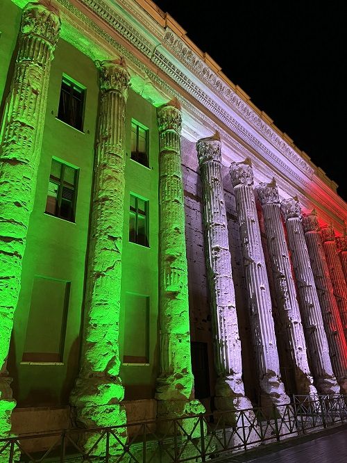 Templo de Adriano iluminado. Bandera de Italia. Italia, medidas Covid