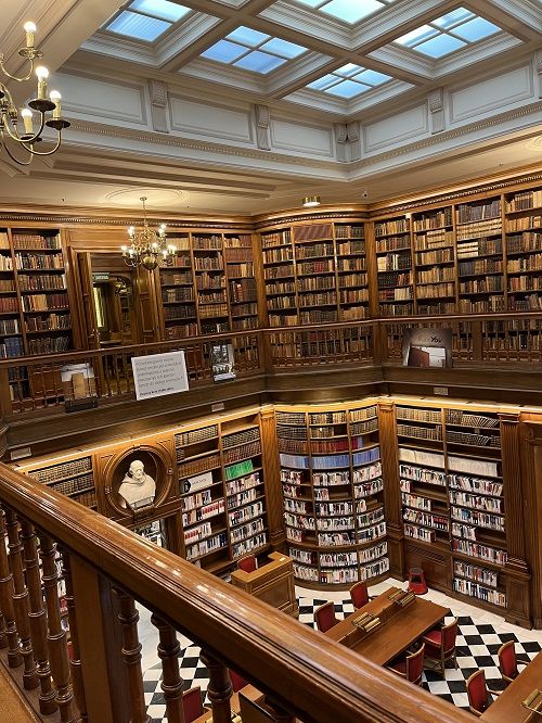 Biblioteca, visita con Cases Singulars