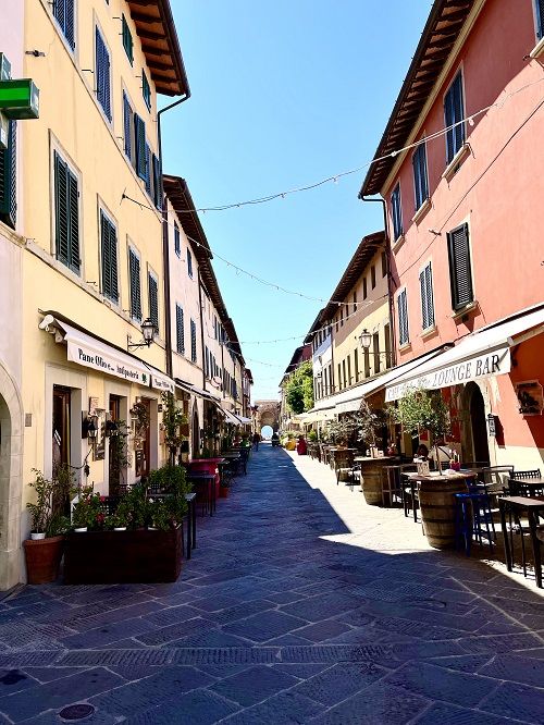 Calle principal de Montecarlo di Lucca con casas de colores