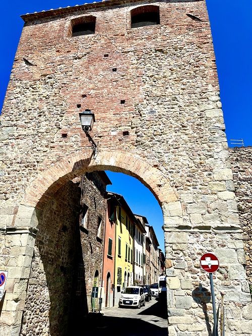 Puerta recinto amurallado Montecarlo di Lucca