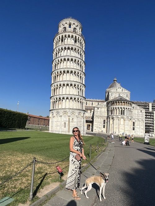 Torre de Pisa con perro