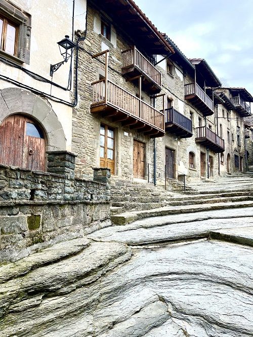 Carrer del Fossar Rupit casas piedra balcon madera
