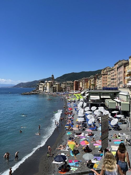 Vista general playa camogli