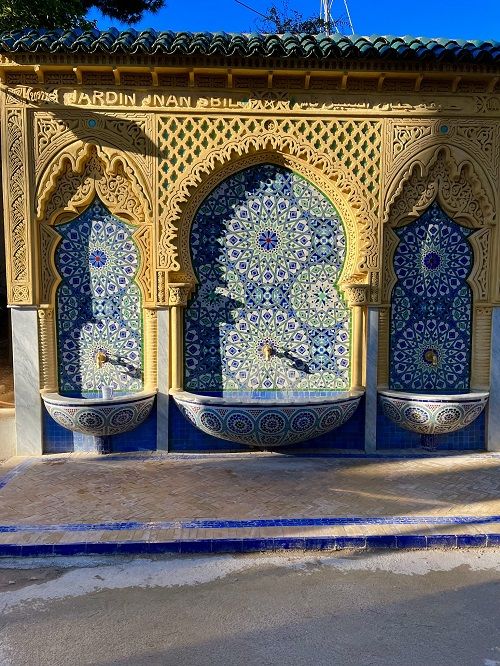 Fuente decorada con mosaicos en jardines de Jnan Sbil 