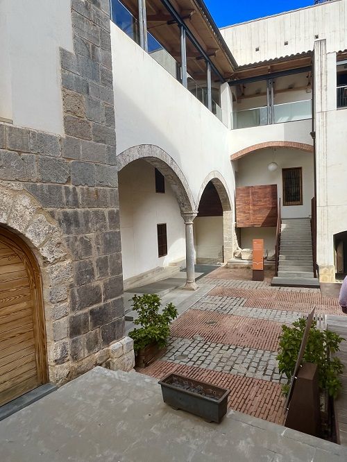 Patio de arcos casa dels berenguer