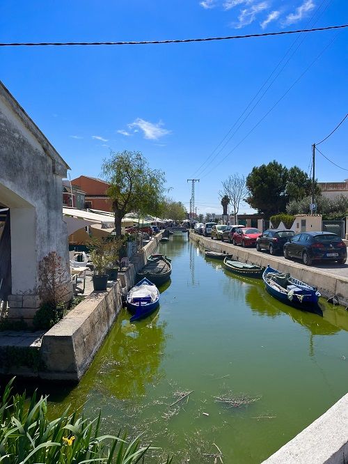 Canal con barcas el Palmar
