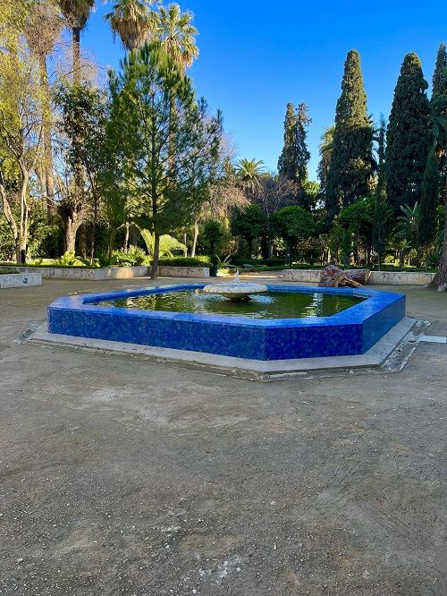 Fuente central en jardines de Fez