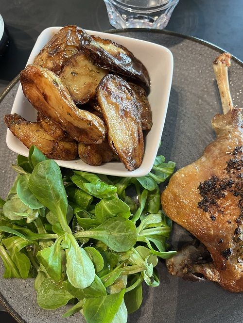 Muslo de Pato en Café Lascaux. Perigord Noir . Valle Dordoña. Nouvelle Aquitanie