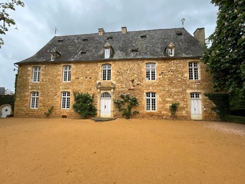 fachada residencia familia Eyrignac