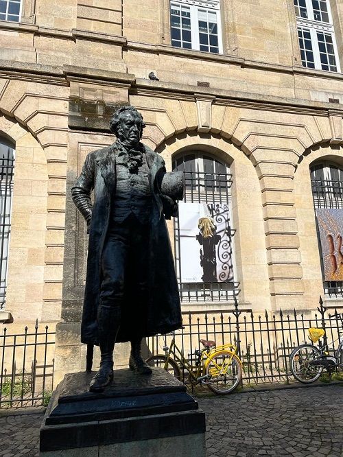 Estatua de Goya en Burdeos