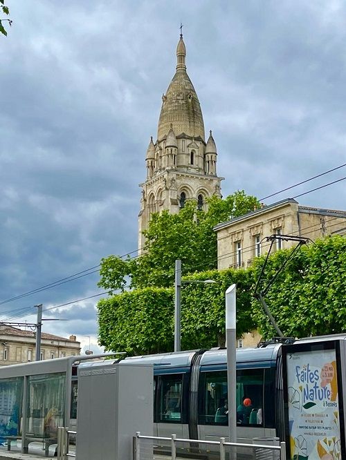 Iglesia de Santa María en el barrio de la Bastide en Burdeos