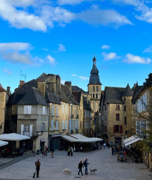 Plaza de la libertad en sarlat Valle de la Dordoña