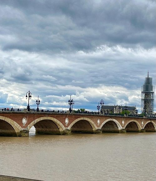 Puente de Piedra de Burdeos que cruza el Garona