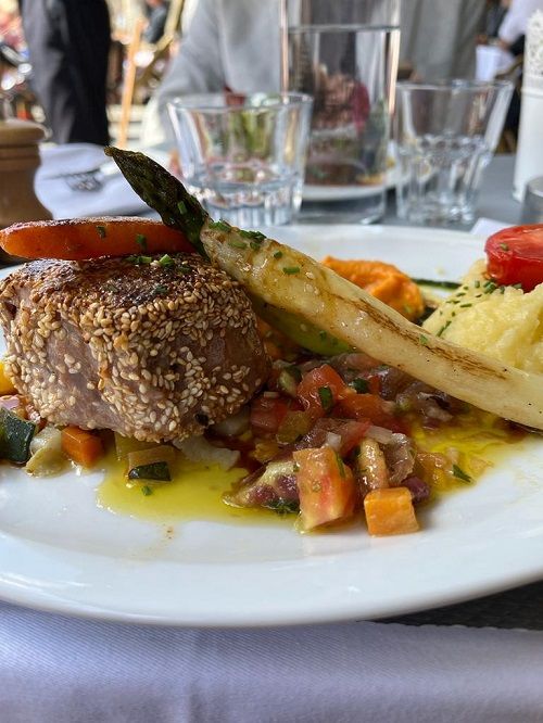Atun empanado en el cafe Français