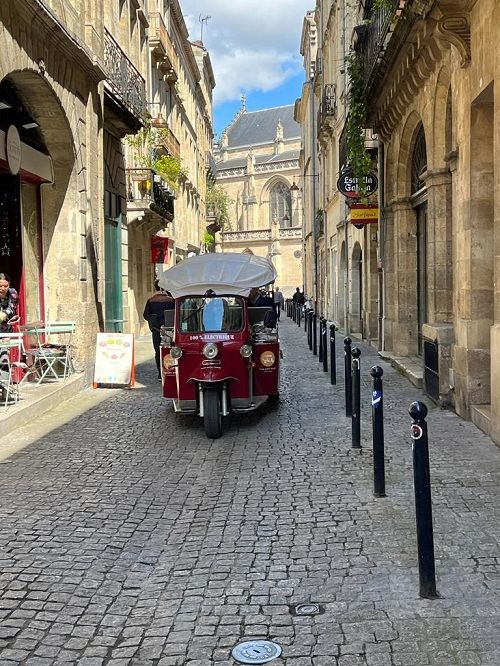 Calles de Burdeos pasando un tuc tuc