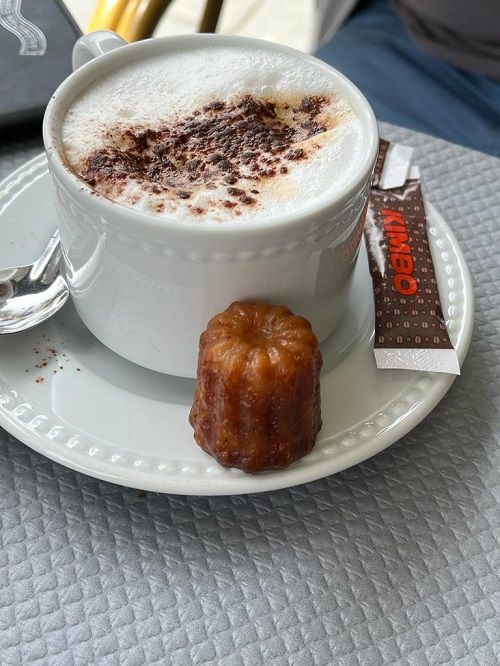 Capuccino con Canelé