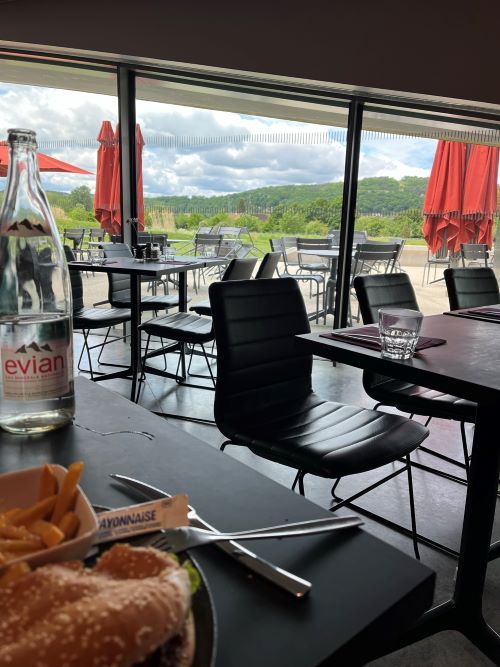 Terraza café Lascaux, restaurante en Centro Interpretación arte parietal