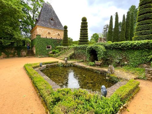 Lago y el palomar de los jardines franceses