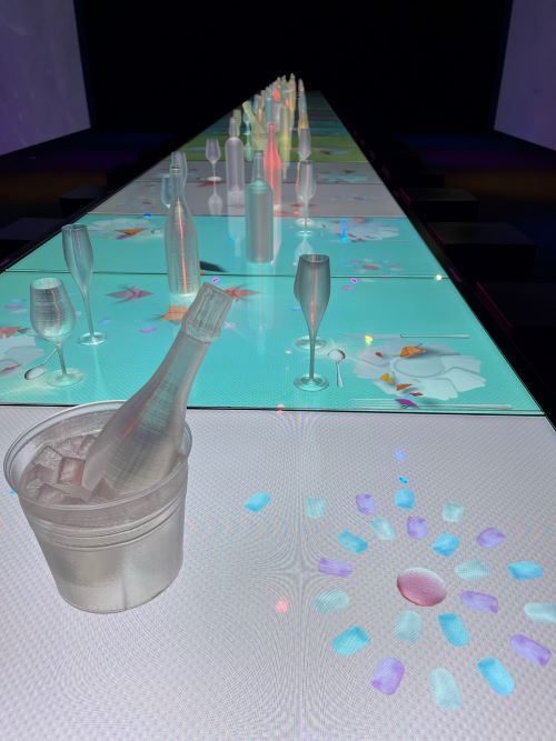 Simulador luminoso de un banquete en la Ciudad del Vino de Burdeos