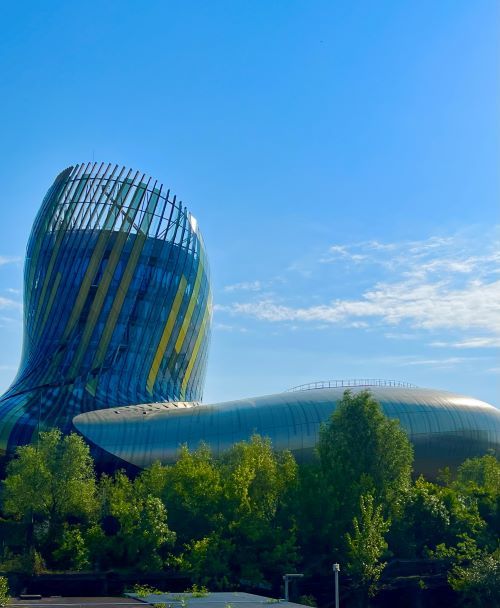 Arquitectura de la Cité du Vin, edificio en forma de líquido en movimineto 