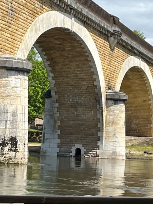 Detalle de los arcos del puente en el rio